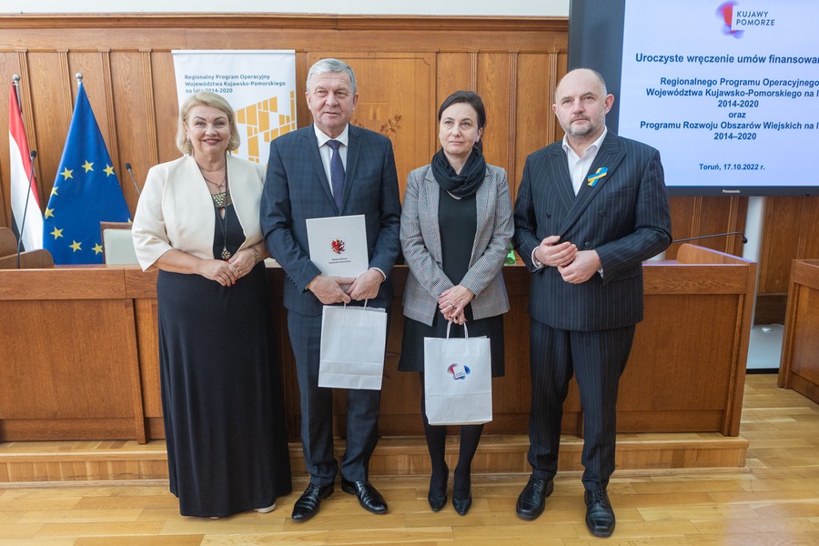 Podpisanie umów RPO i PROW, 17 października 2022 r., fot. Mikołaj Kuras dla UMWKP