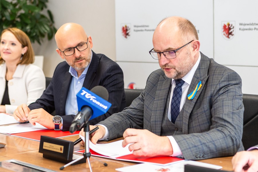 Ceremonia podpisania umowy z Arrivą RP, fot. Szymon Zdziebło/tarantoga.pl dla UMWKP