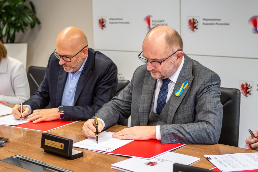 Ceremonia podpisania umowy z Arrivą RP, fot. Szymon Zdziebło/tarantoga.pl dla UMWKP