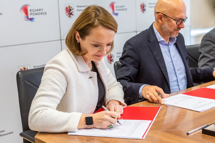 Ceremonia podpisania umowy z Arrivą RP, fot. Szymon Zdziebło/tarantoga.pl dla UMWKP