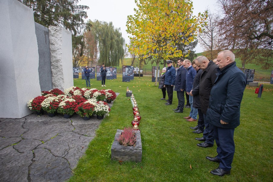 Znicze w Parku Pamięci, fot. Mikołaj Kuras dla UMWKP