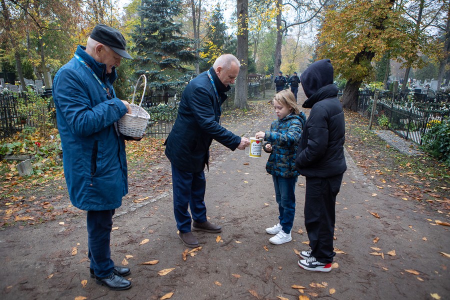 Kwesta na cmentarzu św. Jerzego, fot. Mikołaj Kuras dla UMWKP