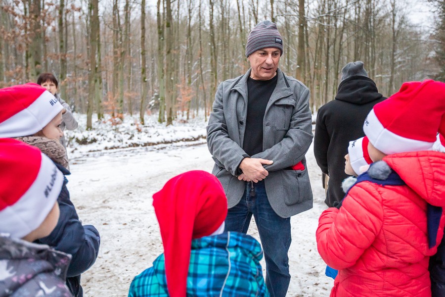Marszałkowi Piotrowi Całbeckiemu podczas wyboru choinki towarzyszyły dzieci z gminy Unisław, fot. Szymon Zdziebło/tarantoga.pl dla UWMKP