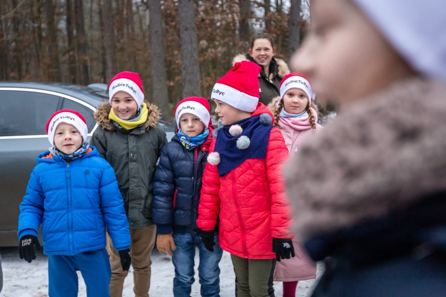 Marszałkowi Piotrowi Całbeckiemu podczas wyboru choinki towarzyszyły dzieci z gminy Unisław, fot. Szymon Zdziebło/tarantoga.pl dla UWMKP