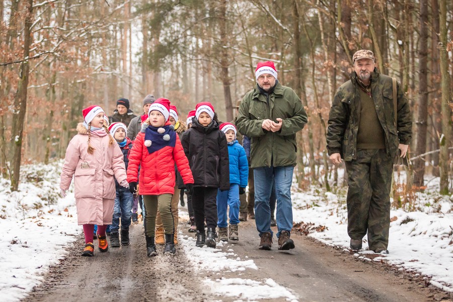 Marszałkowi Piotrowi Całbeckiemu podczas wyboru choinki towarzyszyły dzieci z gminy Unisław, fot. Szymon Zdziebło/tarantoga.pl dla UWMKP