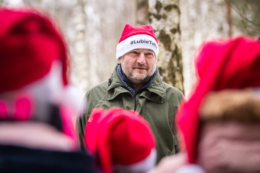 Marszałkowi Piotrowi Całbeckiemu podczas wyboru choinki towarzyszyły dzieci z gminy Unisław, fot. Szymon Zdziebło/tarantoga.pl dla UWMKP
