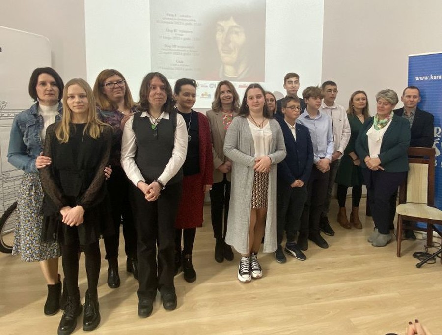 Najlepsi uczniowie z rodzicami i nauczycielami