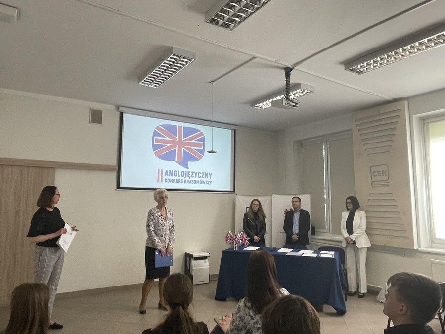 Dyrektor KPCEN Grażyna Troszyńska i członkowie jury, fot. KPCEN we Włocławku