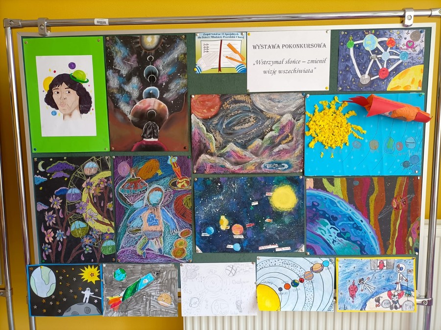 Wystawa prac nagrodzonych w międzyszkolnym konkursie plastycznym. Autorka zdjęcia Marta Modrzyńska