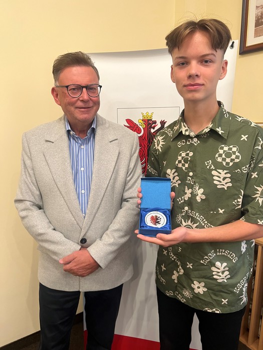 Wicemarszałek Zbigniew Ostrowski i laureat stypendium Michał Barański