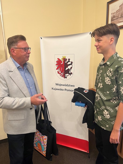 Wicemarszałek Zbigniew Ostrowski i laureat stypendium Michał Barański