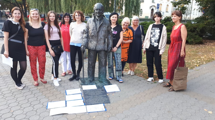 Uczestniczki pleneru przy pomniku z Małgorzatą Kubiak żoną artysty rzeźbiarza Michała Kubiaka