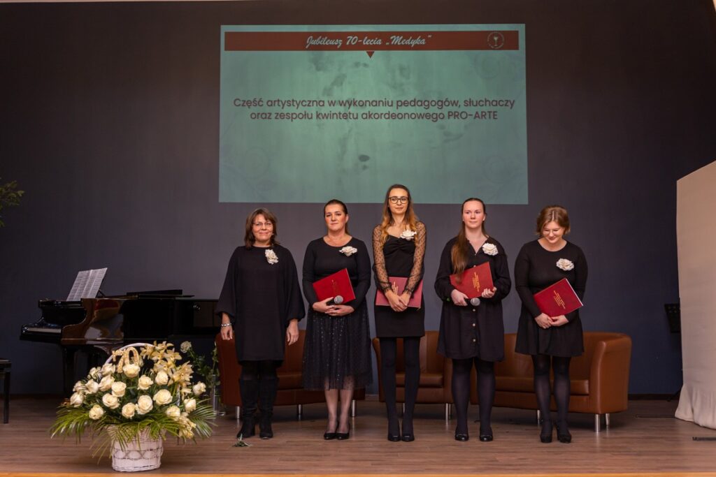 część artystyczna w wykonaniu pedagogów, słuchaczy Centrum