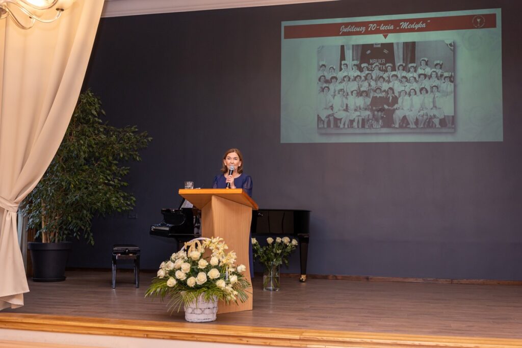 monografia szkolnictwa medycznego w Inowrocławiu - dyrektor Urszula Majewska