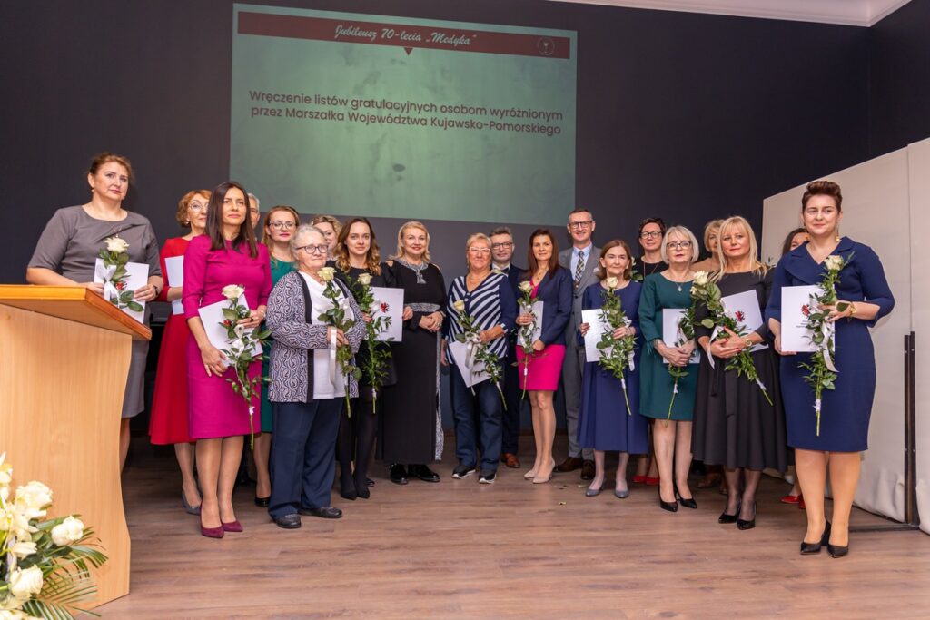 wręczenie listów gratulacyjnych pracownikom szkoły przez Przewodniczącą Sejmiku Województwa Kujawsko-Pomorskiego Panią Elżbietę Piniewską i Wicemarszałka Pana Dariusza Kurzawę