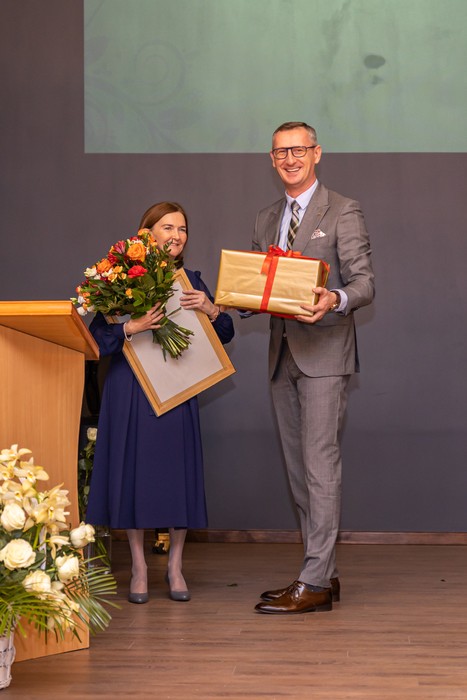 wręczenie upominku jubileuszowego przez Wicemarszałka Województwa Kujawsko-Pomorskiego Pana Dariusza Kurzawę
