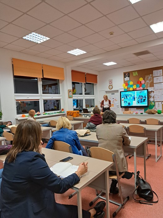 Nauczyciele zapoznający się z możliwościami gogli VR