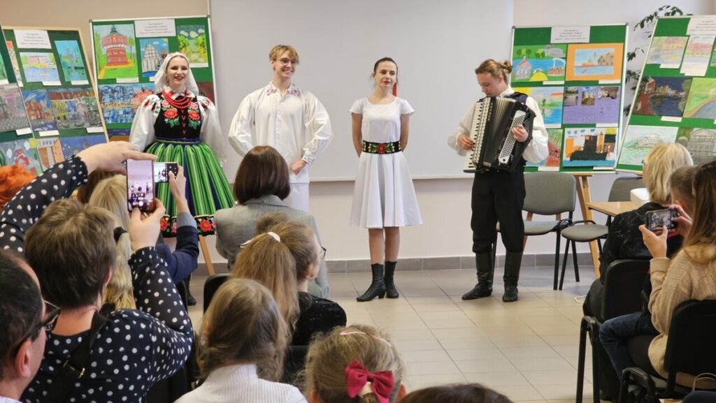 Występ Zespołów Pieśni i Tańca Płomienie i Krajna