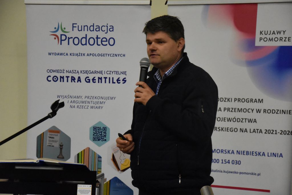 Kamil Beniuk w czasie wykładu na XV Toruńskim Sympozjum poświęconym Religiom i Alternatywnym Ruchom Religijnym, fot. udostępniona przez Pracownię Dokumentacji i Badań Alternatywnych Ruchów Religijnych i Parareligijnych