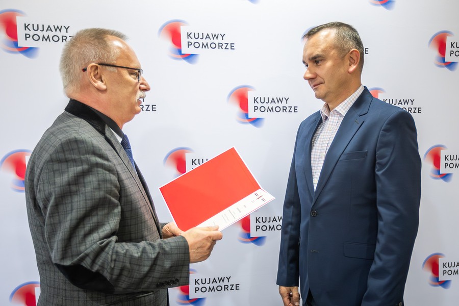 Wręczenie aktów powołania do Wojewódzkiej Społecznej Rady ds. Osób Niepełnosprawnych, fot. Szymon Zdziebło/tarantoga.pl dla UMWKP