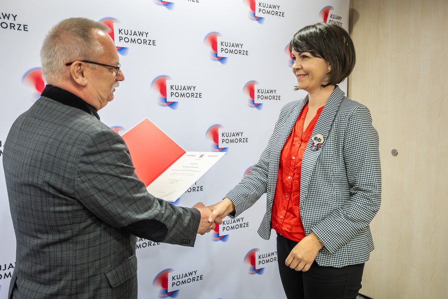 Wręczenie aktów powołania do Wojewódzkiej Społecznej Rady ds. Osób Niepełnosprawnych, fot. Szymon Zdziebło/tarantoga.pl dla UMWKP