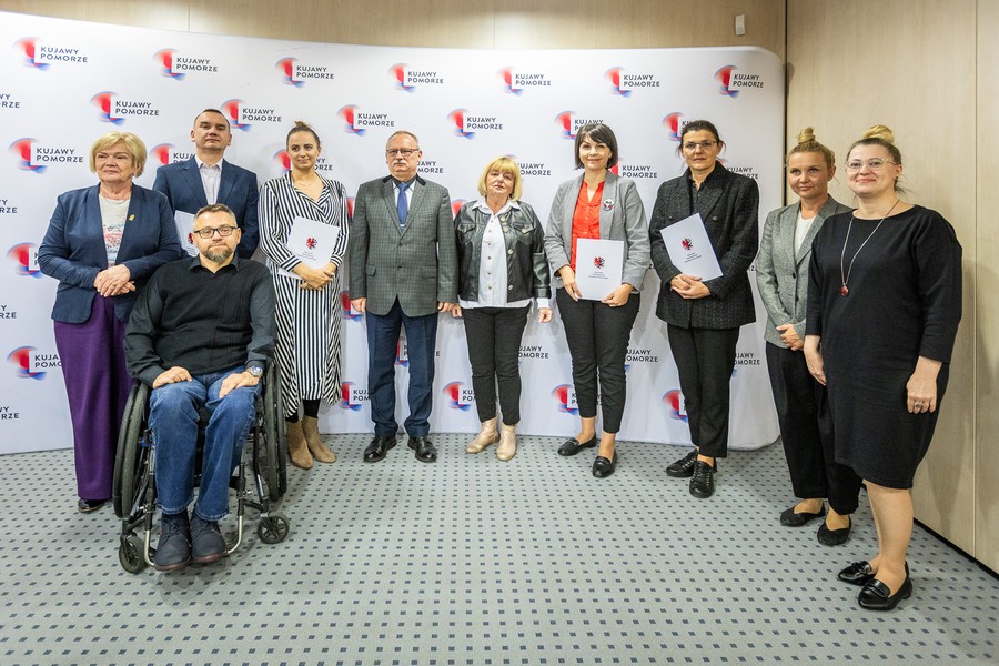 Wręczenie aktów powołania do Wojewódzkiej Społecznej Rady ds. Osób Niepełnosprawnych, fot. Szymon Zdziebło/tarantoga.pl dla UMWKP