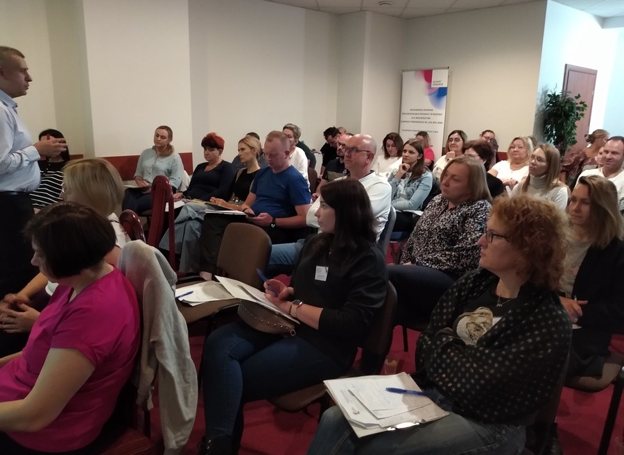 Prowadzący i uczestnicy szkolenia „Przeciwdziałanie przemocy domowej – interwencja, pomoc, profilaktyka”, Bydgoszcz, 25-27.10.2023 r., fot. Biuro Wsparcia Rodziny, Przeciwdziałania Przemocy i Uzależnieniom