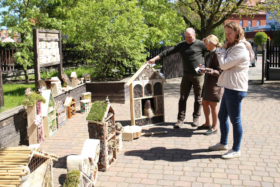 Komisja podczas oceny prac dzieci ze szkół podstawowych (klasy I-III), fot. Barbara Grzesiak