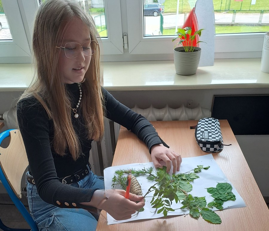 Rozpoznawanie gatunków drzew i krzewów leśnych (fot. ZS w Lubowidzu)