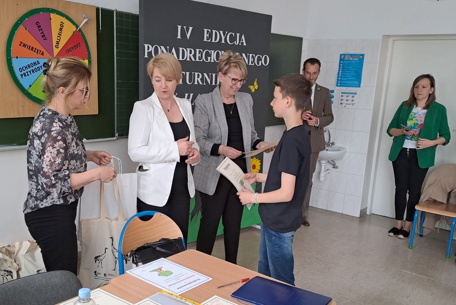 Wręczenie nagród indywidualnych (fot. ZS w Lubowidzu)