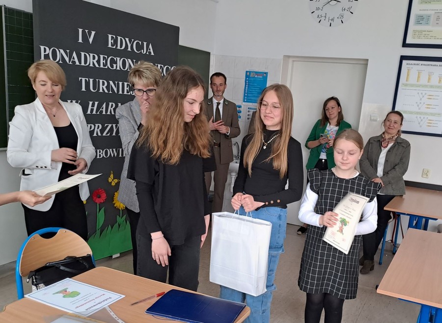 Wręczenie nagród zespołowych (fot. ZS w Lubowidzu)