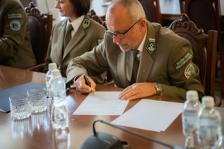 Podpisywanie umowy przez Dyrektora Tucholskiego Parku Krajobrazowego, fot. Magdalena Sikorska-Cupa
