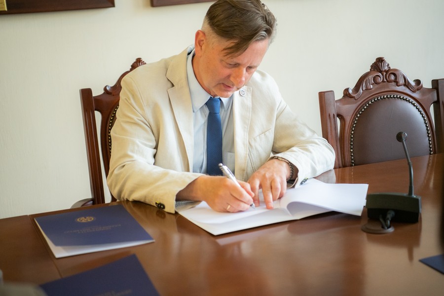 Podpisywanie umowy przez Rektora Uniwersytetu Kazimierza Wielkiego w Bydgoszczy, fot. Magdalena Sikorska-Cupa