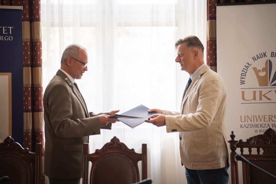 Wręczenie treści porozumienia, fot. Magdalena Sikorska-Cupa