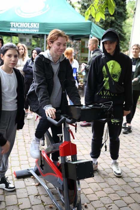 Starsi uczniowie chętnie korzystali z energoroweru, fot. Rafał Borzyszkowski