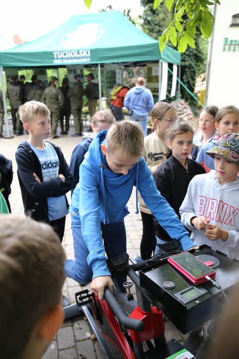 Uczestnik warsztatów w trakcie ładowania telefonu, fot. Rafał Borzyszkowski