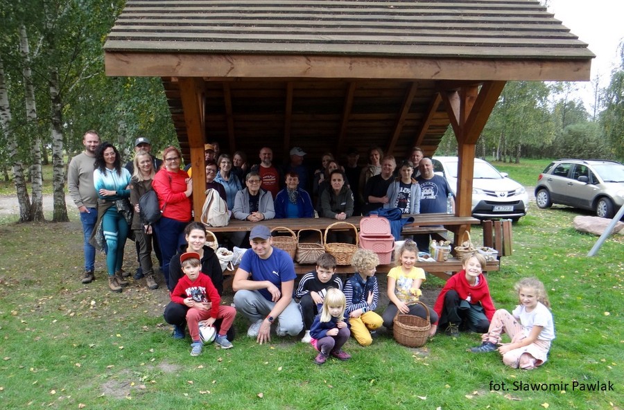 zdjęcie przedstawia uczestników grzybobrania wraz z pracownikami GWPK