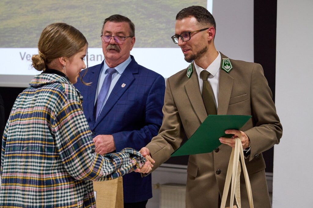 Gratulacje i wręczenie nagrody specjalnej (fot. Wojciech Płotka)