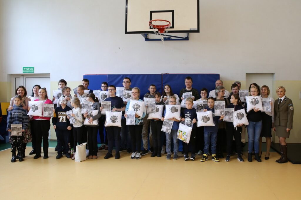 uczestnicy z nagrodami, opiekunowie organizatorzy, fot.W.Wojtasik