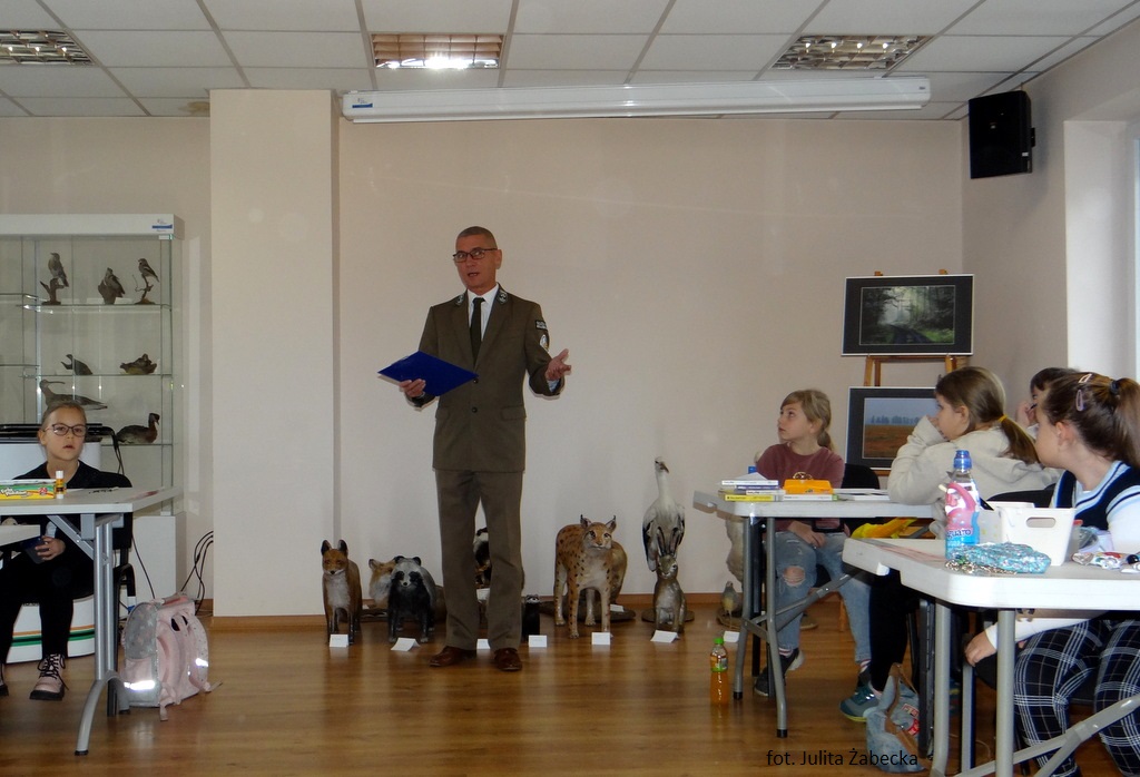 Zdjęcie przedstawia dyrektora GWPK Witolda Kwapińskiego podczas przywitania gości