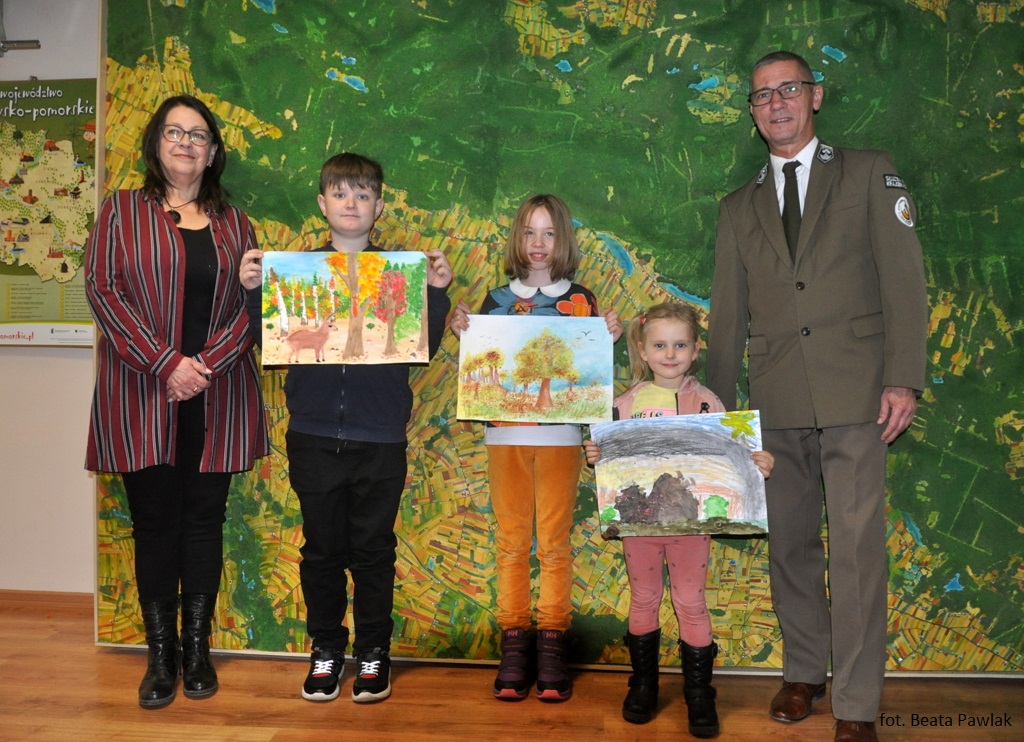 Zdjęcie przedstawia zwycięzców konkursu wraz z członkami komisji