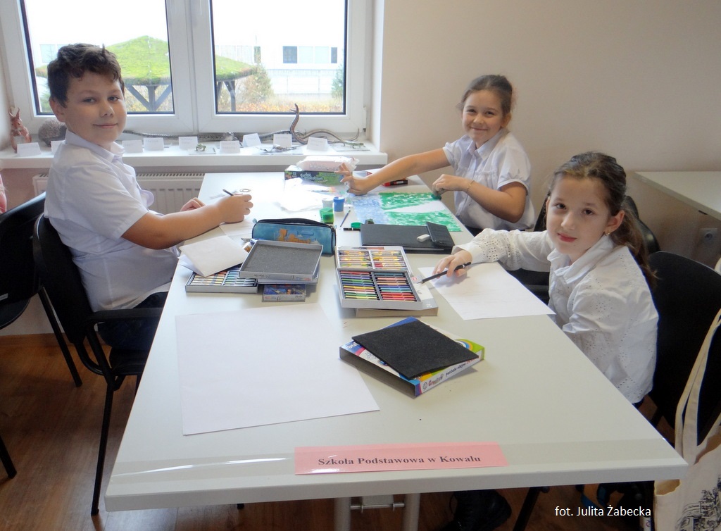 Zdjęcie przestawia uczniów podczas wykonywania prac plastycznych