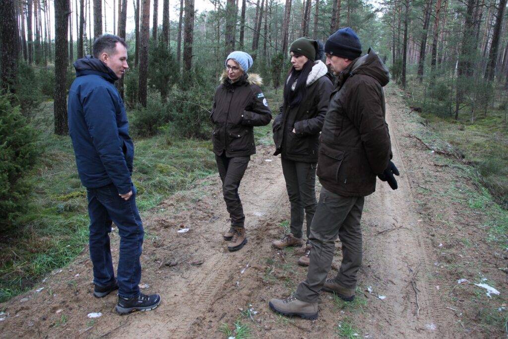 Pracownicy Brodnickiego Parku Krajobrazowego w trakcie szkolenia fot. Rafał Borzyszkowski