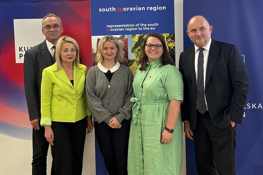 Prelegenci seminarium: marszałek Piotr Całbecki, Vendula Nováčková, Eva Holzova, Neda Martić i Filip Kaczmarek; fot. dzięki uprzejmości Reprezentacji Regionu Południowe Morawy w Brukseli