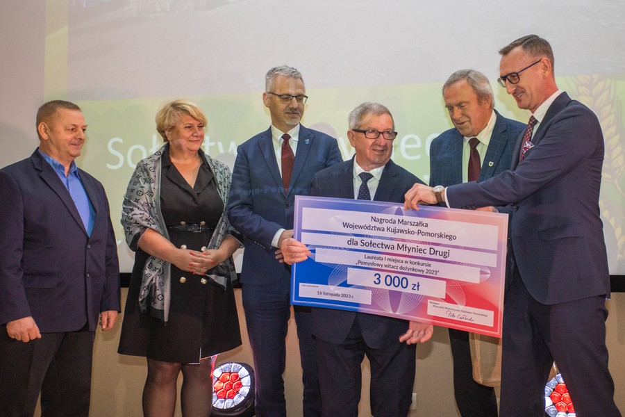 Nagroda główna w konkursie na witacz dożynkowy została wręczona przedstawicielom sołectwa Młyniec Drugi fot. Mikołaj Kuras dla UMWKP