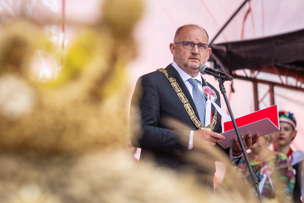 Wystąpienie marszałka Piotra Całbeckiego na tegorocznych dożynkach wojewódzkich, fot. Szymon Zdzieblo/tarantoga.pl dla UMWKP