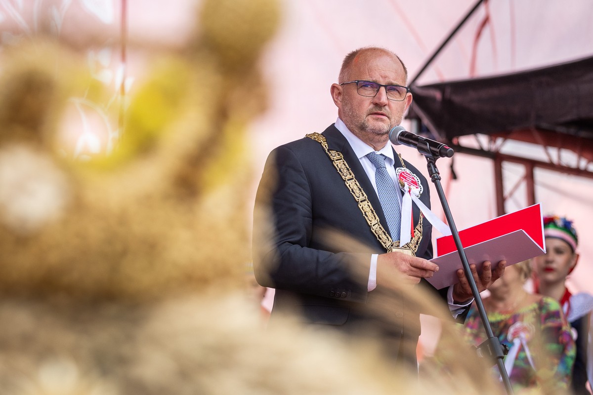 Wystąpienie marszałka Piotra Całbeckiego na tegorocznych dożynkach wojewódzkich, fot. Szymon Zdzieblo/tarantoga.pl dla UMWKP