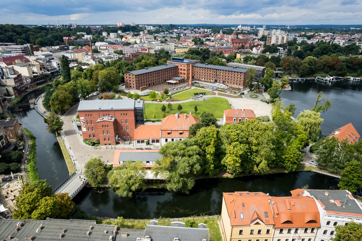 Młyny Rothera i Wyspa Młyńska z lotu ptaka, fot. Tomasz Czachorowski dla UMWKP