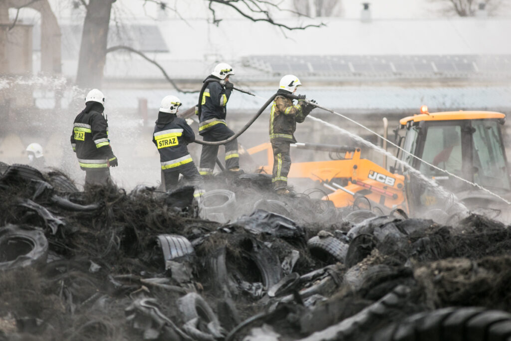 Akcja gaśnicza na nielegalnym składowisku opon w Raciniewie, listopad 2022, fot. Andrzej Goiński UMWKP
