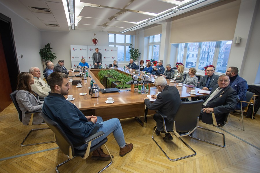 Bransoletki życia – spotkanie kierownictwa ROPS z przedstawicielami organizacji kombatanckich, fot. Mikołaj Kuras dla UMWKP